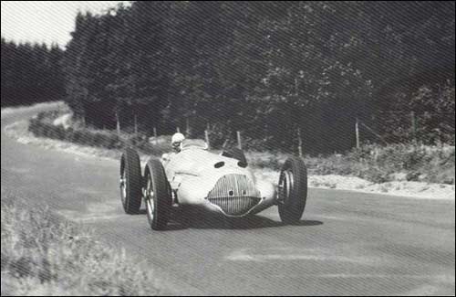 Уленхаут испытывает Mercedes W154 на Нюрбургринге. 1938 год