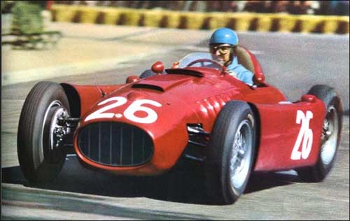 Альберто Аскари за рулем Lancia D50 на Гран При Монако 1955 года. Та гонка завершилась для итальянца купанием в гавани