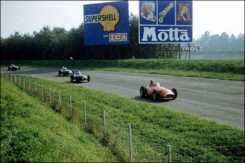 Фанхио на Maserati опережает двух пилотов Vanwall, Тони Брукса и Стирлинга Мосса