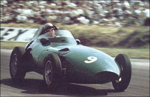 Стюарт Льюис-Эванс за рулем Vanwall на пути к четвертому месту в Гран При Великобритании 1958 года